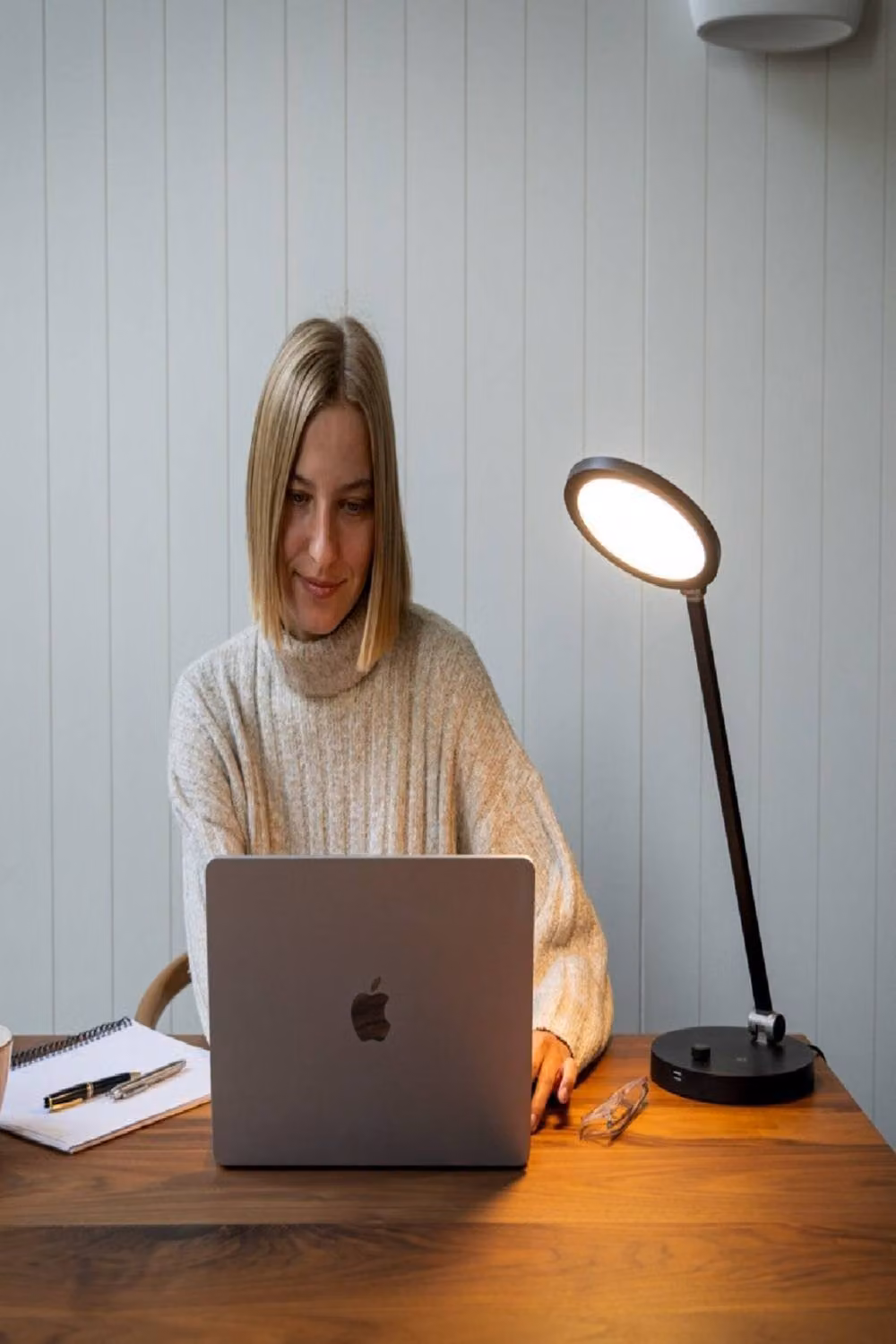 daylight TriSun Mood-Boosting Desk Lamp with Adjustable Colour Modes and Timer in Black – 4