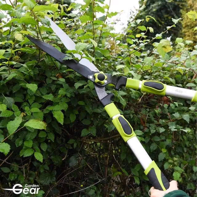 Garden Gear Telescopic Long Reach Manual Hedge Shears in Green with Steel and Aluminium Construction