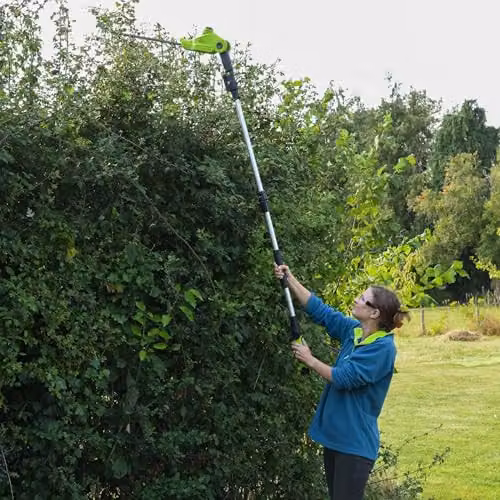 Garden Gear 12V Telescopic Reciprocating Hedge Trimmer with 2.0Ah Lithium-Ion Battery and Quick Charger, Green – 2