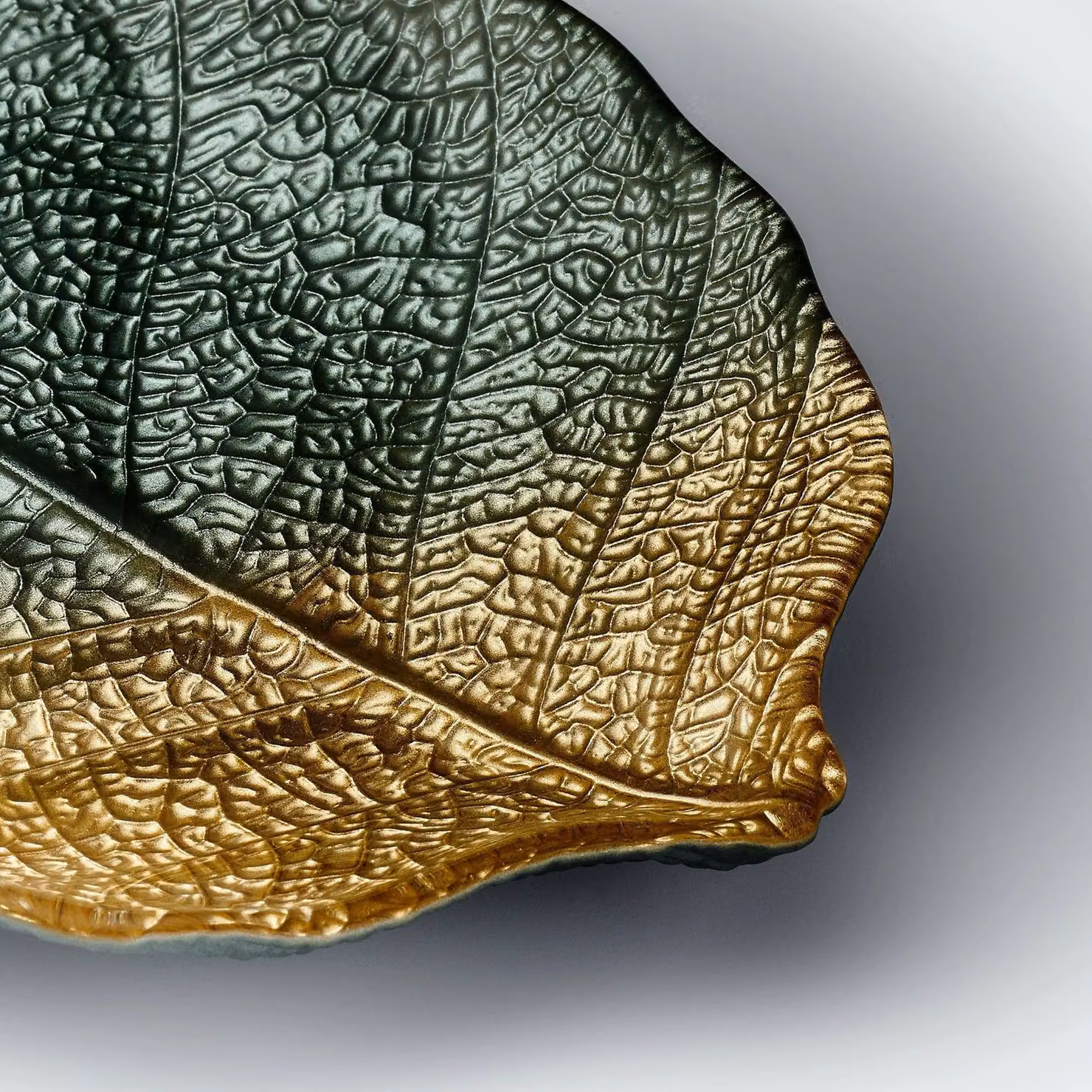 Sienna Glass Leaf Design Plate in Green and Gold, W: 28.0 cm, D: 18.5 cm, H: 2.5 cm – 3