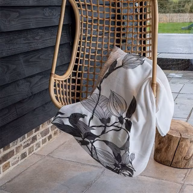 Benjamin Tate Design Floral Fleece Blanket in Black, White and Sand, W/D/H: 120 x 150 cm