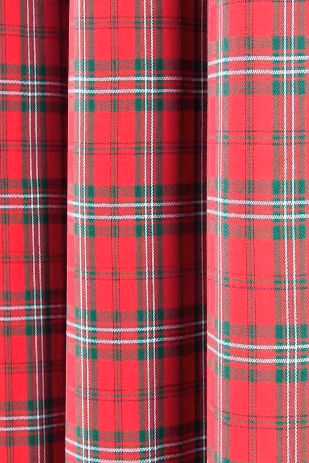 Homescapes Edward Tartan Check Cotton Eyelet Curtain Pair in Red and Green, Width: 140 cm, Height: 229 cm – 4