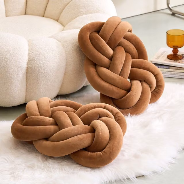 Livingandhome Set of 2 Brown Plush Knot Cushions