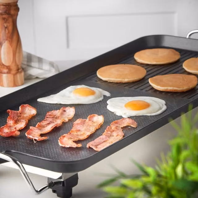 MisterChef XL Teppanyaki Grill with Non-Stick Smooth and Ribbed Plates in Black