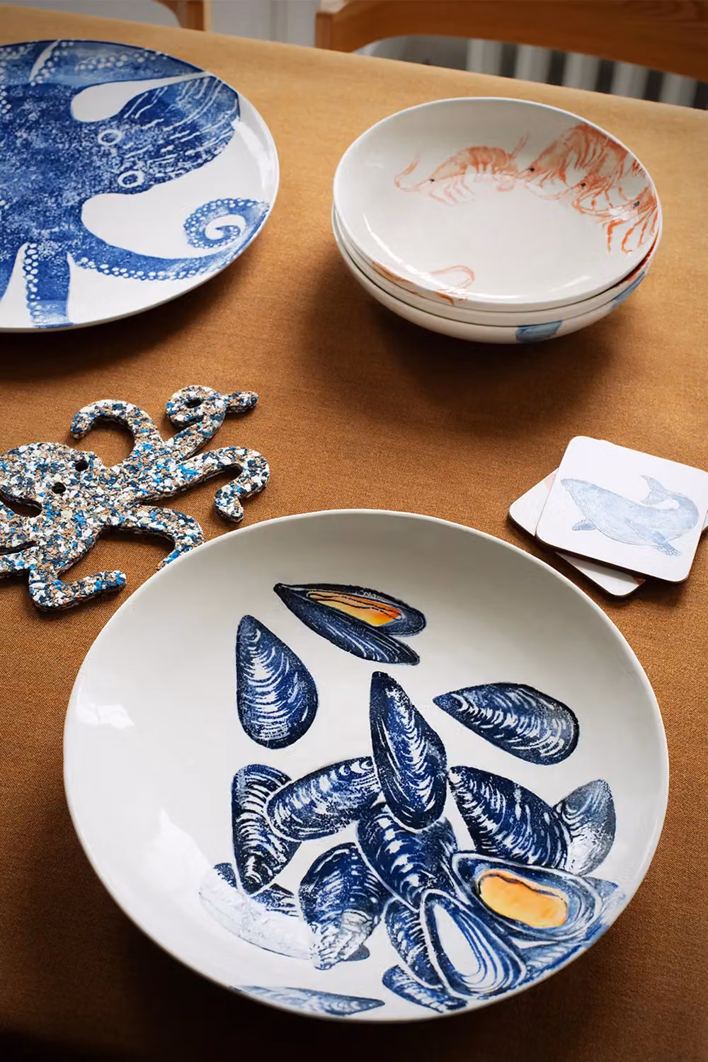 BlissHome Large Ceramic Serving Dish with Mussels Design in White, 34cm – 2