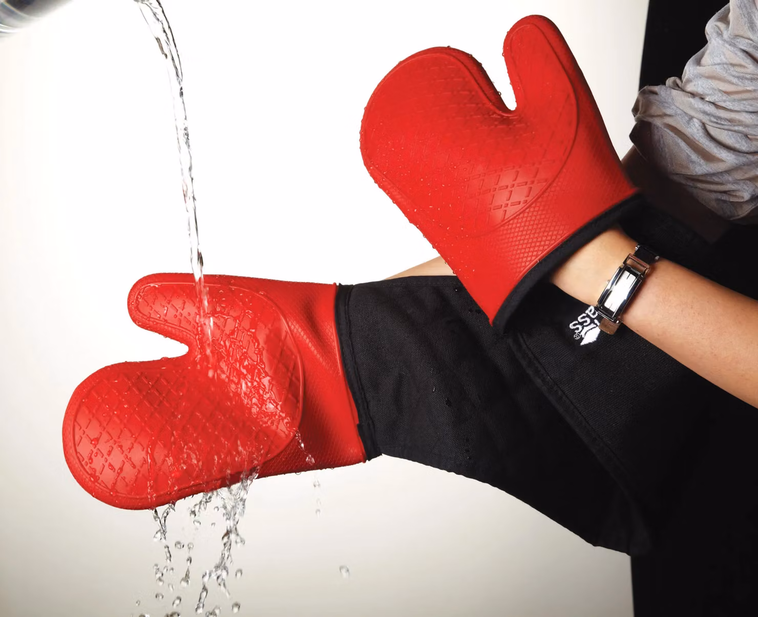 MasterClass Non-Slip Silicone Oven Glove in Black and Red – 9