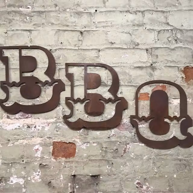 RW NORFOLK Rustic Brown Metal BBQ Sign for Home Bar and Garden Decoration, W: 30.48 cm, H: 29.0 cm