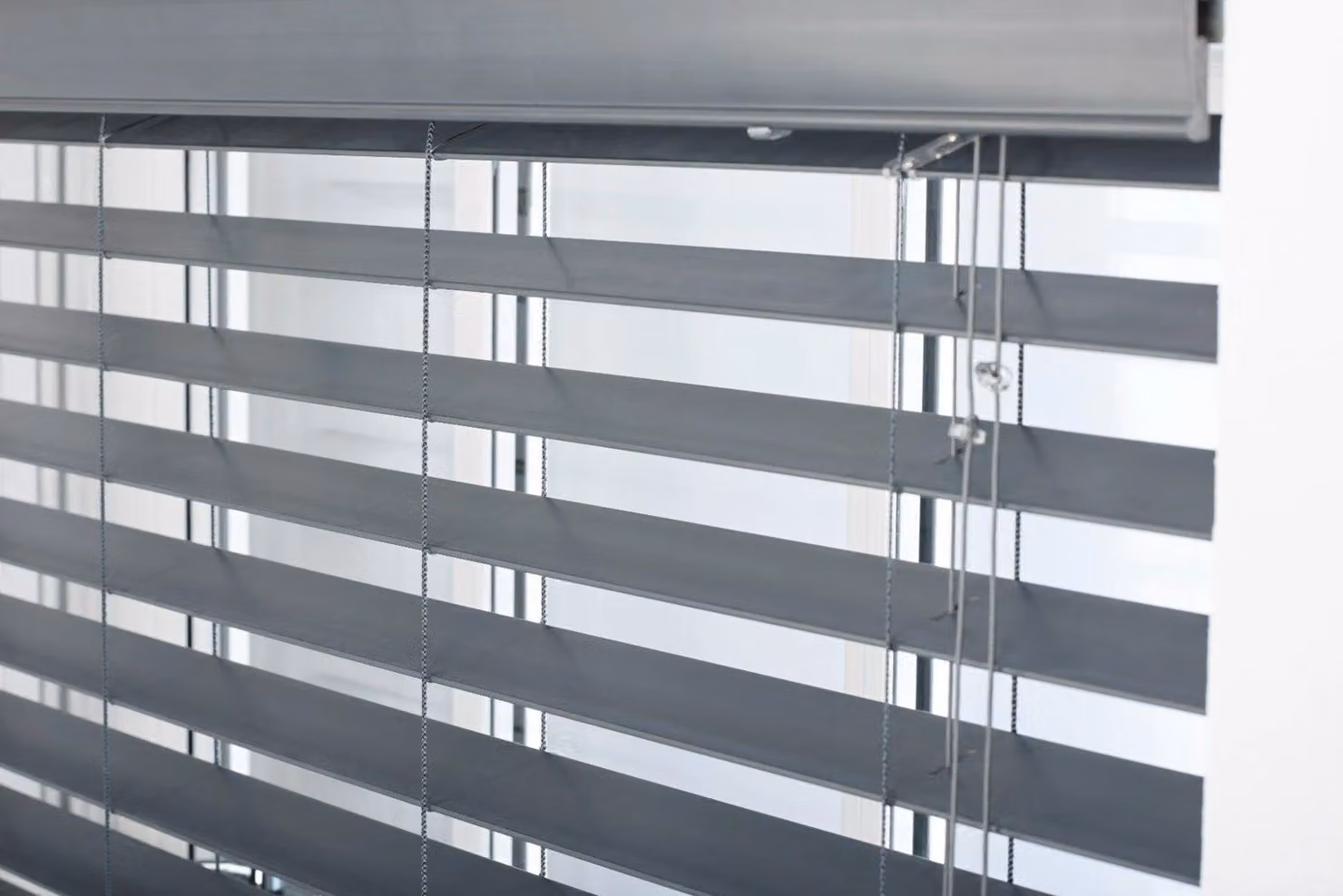 Furnished Dark Grey Faux Wood Venetian Blind with 50mm Slats, Width: 155 cm, Drop: 150 cm – 4