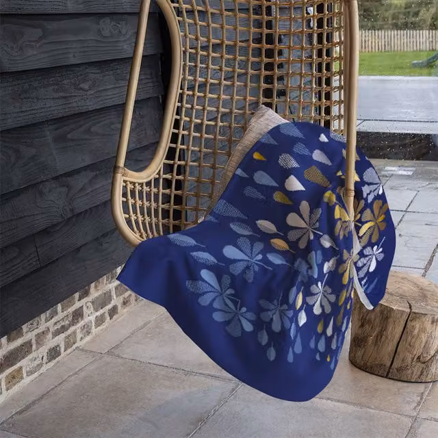 Benjamin Tate Design Autumn Print Fleece Blanket in Blue and Beige, W/D/H: 120 x 150 cm – 1