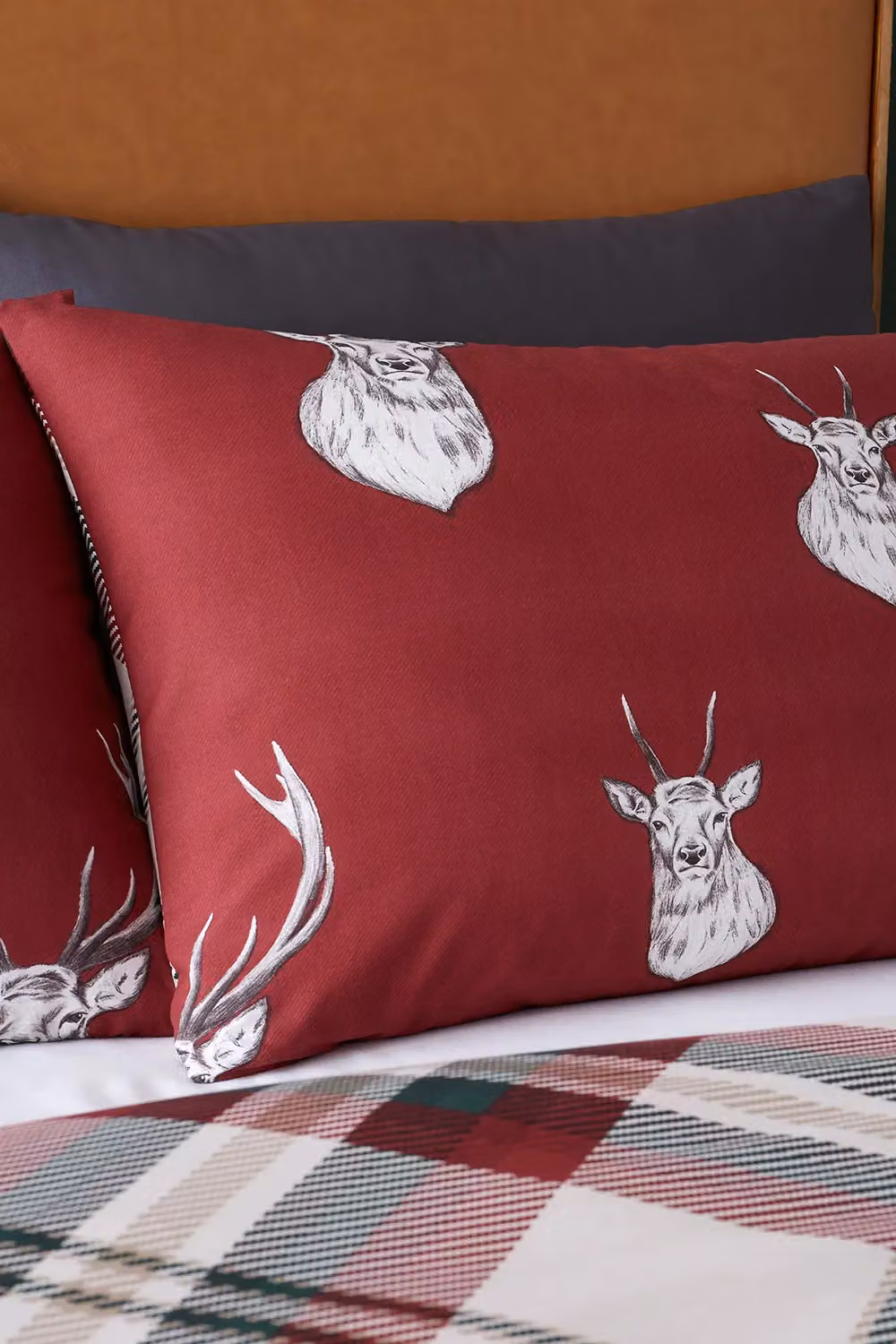 Catherine Lansfield Munro Stag Reversible Duvet Cover and Pillowcase Set, Red, W/D/H: 200 x 220 cm – 2