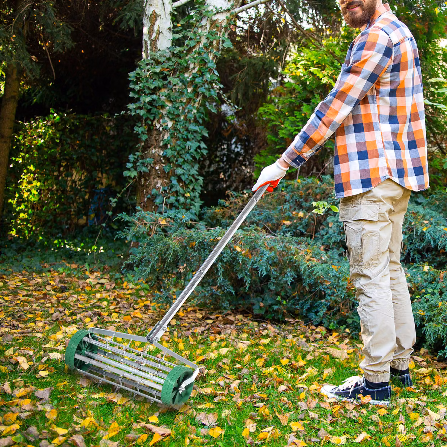 Outsunny Manual Garden Rolling Lawn Aerator in Green and Silver – 3