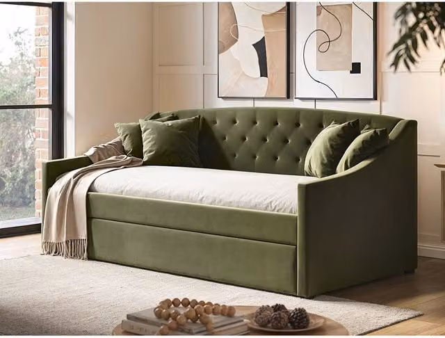 Flair Chesterfield Upholstered Daybed in Green Velvet