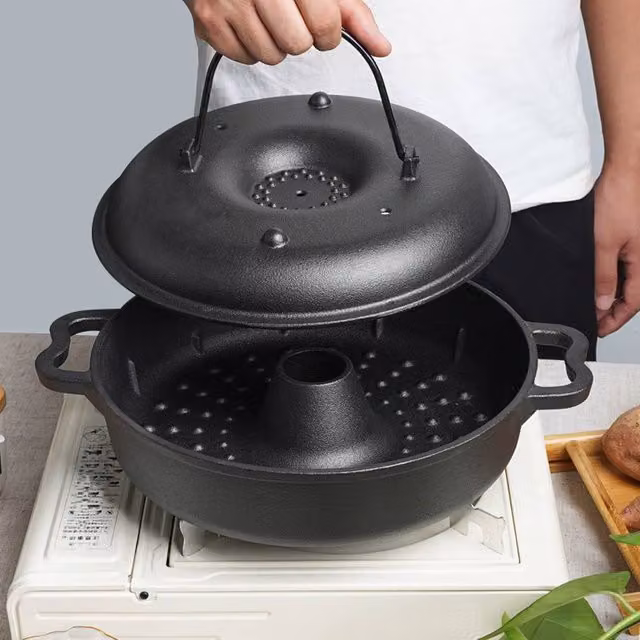 Living and Home Seasoned Cast Iron Chicken Roaster and Dutch Oven with Lid, Black, Diameter: 28 cm