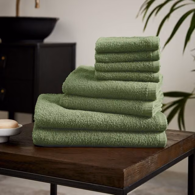 Catherine Lansfield 8 Piece Quick Dry Cotton Towel Set in Green