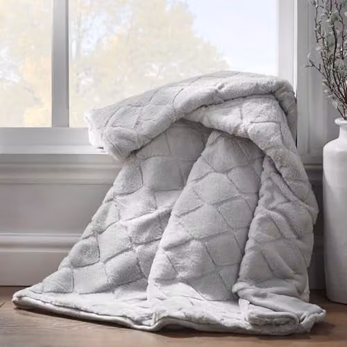 Catherine Lansfield Cosy Diamond Faux Fur Throw in Silver Grey, W/H: 130 x 170 cm – 1