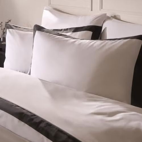 OHS Microfibre Polyester Duvet Cover and Pillowcase Set with Contrast Border in White and Anthracite Grey, Duvet Cover 200 x 200 cm, Pillowcases 48 x 74 cm – 3