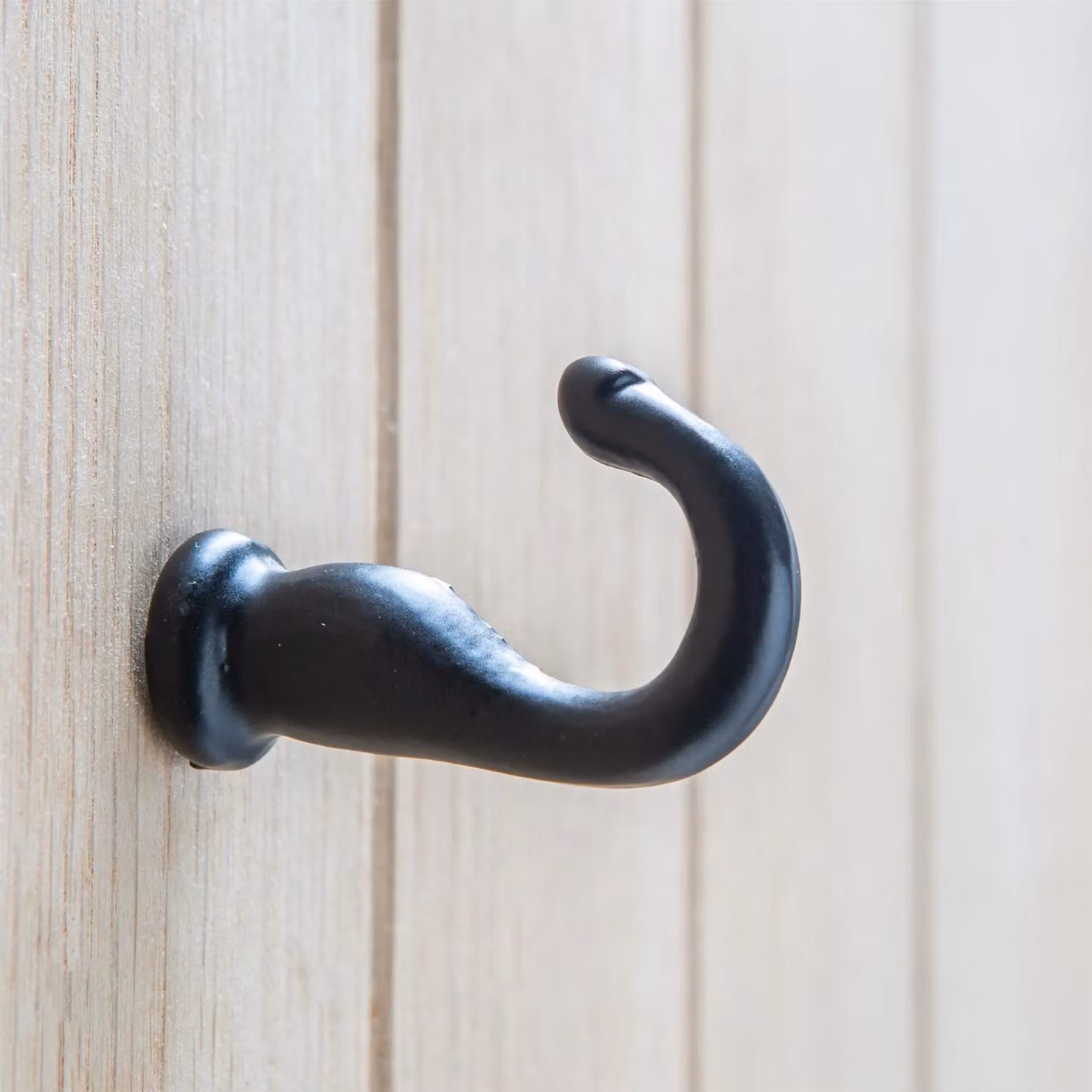 Hammer and Tongs Black Powder-Coated Iron Screw Eye Hook, W: 20 mm, H: 35 mm – 4