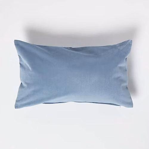 Homescapes Blue Velvet Rectangular Scatter Cushion with Removable Microfibre Insert W: 50 cm, H: 30 cm