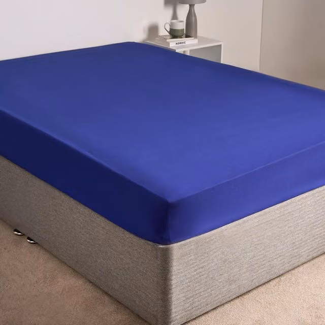 Brentfords Plain Red Microfibre Fitted Bed Sheet, W/D/H: 140 x 200 cm