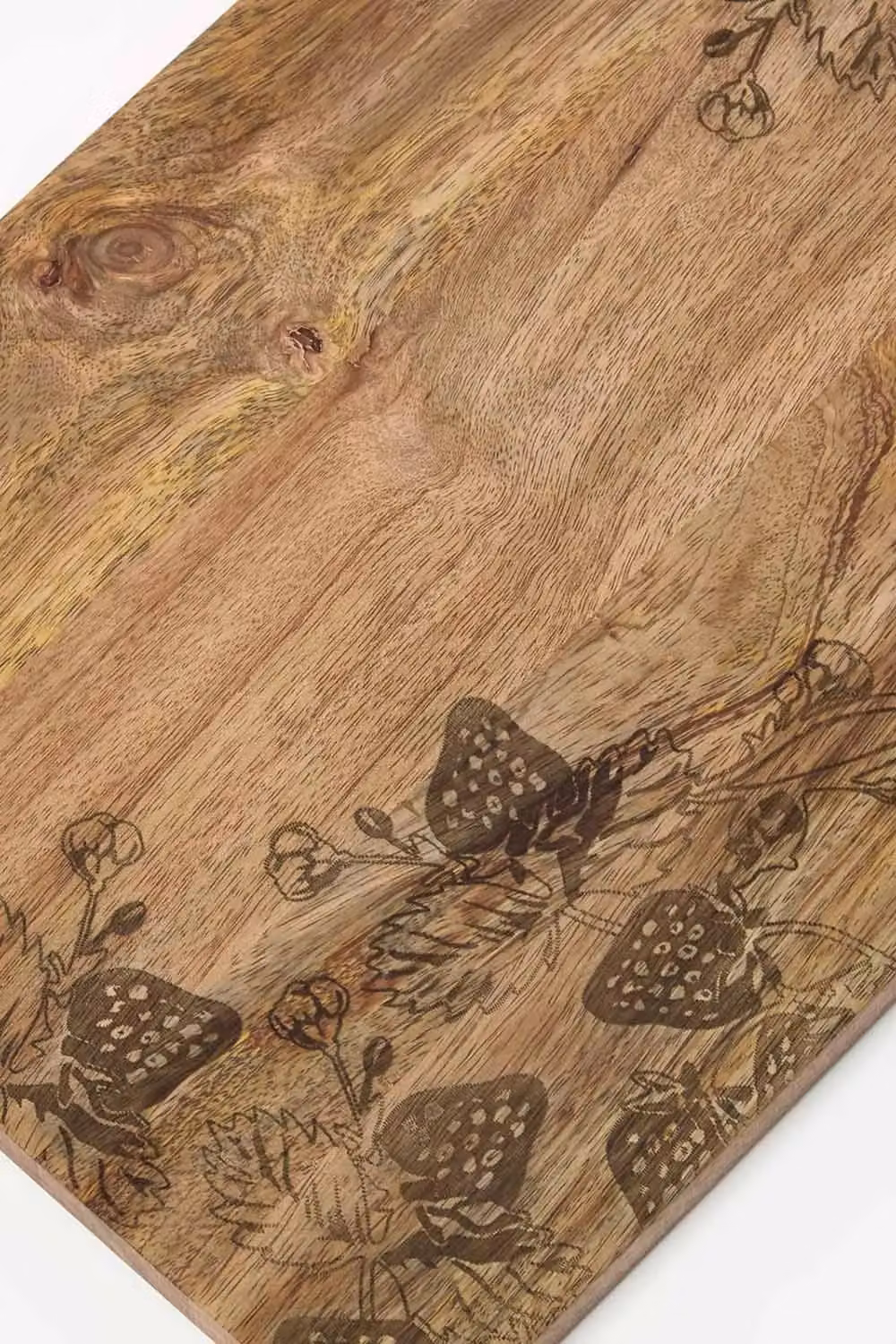 Homescapes Etched Strawberry Mango Wood Chopping Board in Natural Brown – 2