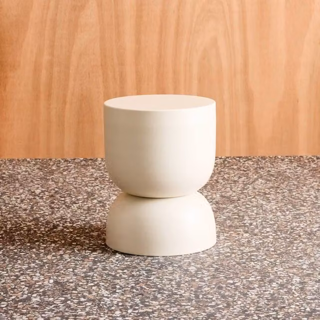 sweeek Metal Side Table in Cream, Round Minimalist Bedside Table, Diameter: 32 cm, Height: 42 cm