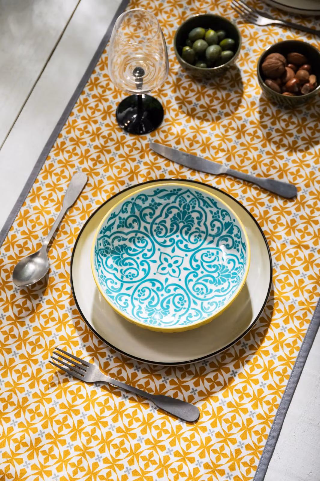 Mikasa Glazed Stoneware Geometric Pasta Bowl in Yellow and Blue, 21 cm – 5