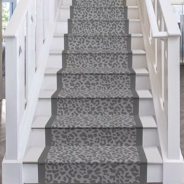 runrug Rosette Stair Runner Carpet in Grey, W: 60 cm x L: 660 cm