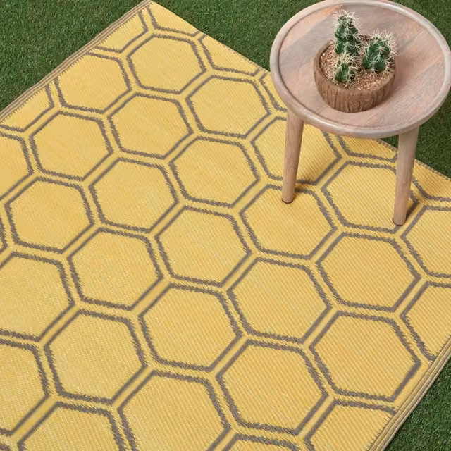 Garden Mile Outdoor Homeycomb Geometric Rug in Yellow