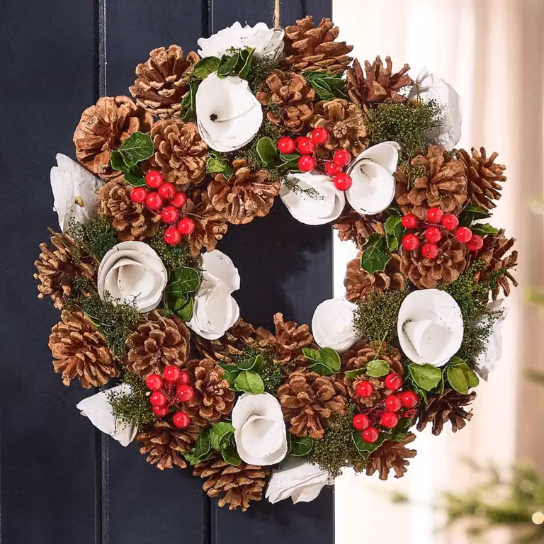 Dibor Christmas Wreath with Stag Hanger, White Berries and Roses, Diameter: 36 cm, Red and Green