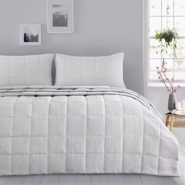 Velosso Classic Waffle Weave Quilted Throw Set with Pillowcases in White
