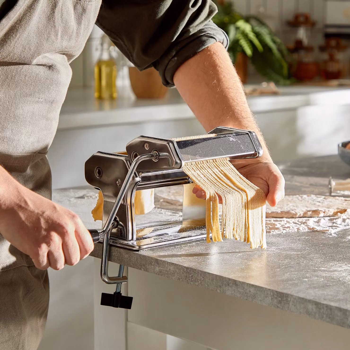 VonShef Professional Stainless Steel Manual Pasta Maker in Silver with Nine Thickness Settings, Pasta Cutter and Spaghetti Measurer – 2