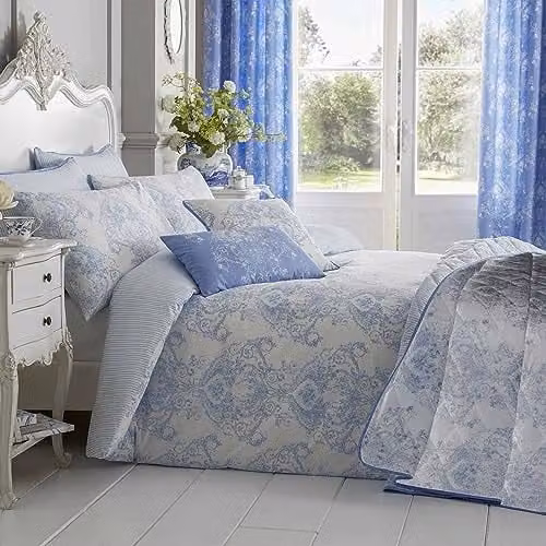 HOMESCAPES Luxury Toile Duvet Cover Set in Pastel Blue and White, Cotton Rich 200 Thread Count with Reversible Stripe Pattern and Matching Pillowcases, Single, W/D/H: 135 x 200 cm