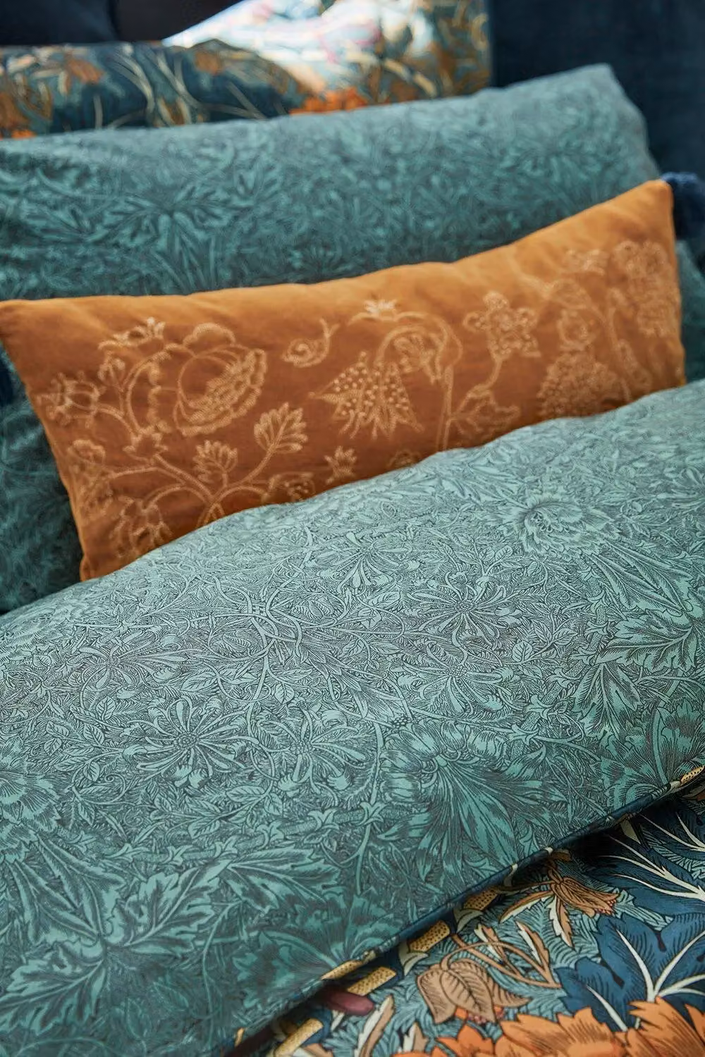 Morris & Co Honeysuckle & Tulip Reversible Floral Cotton Percale Duvet Cover in Petrol – 3