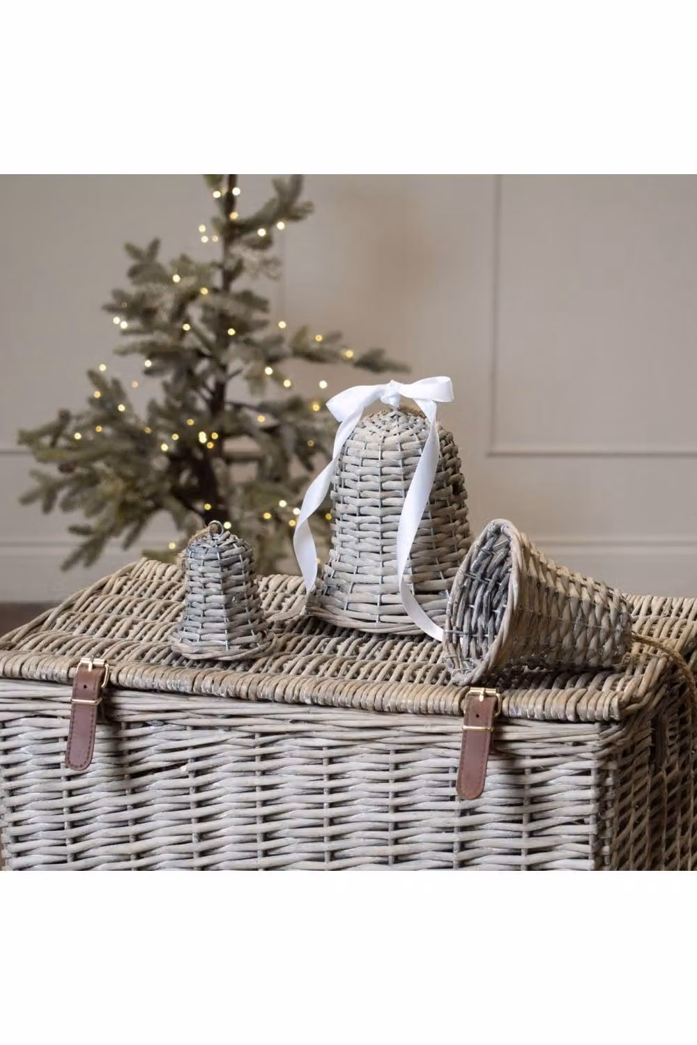 KDMD Noel Collection Medium Brown Wicker and Ceramic Bell Hanging Pendant Decoration – 2