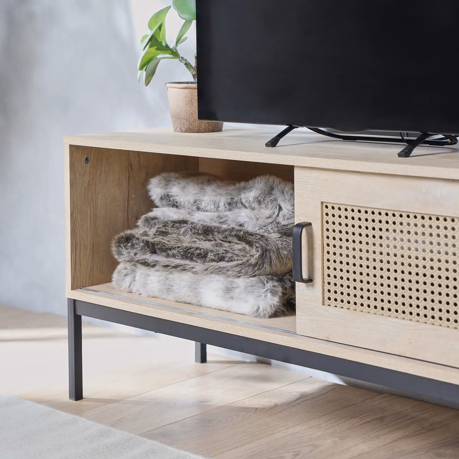 VonHaus Lena Brown Rattan Sliding Door TV Unit for up to 55 inch Screens W: 120 cm, D: 38 cm, H: 52 cm – 3