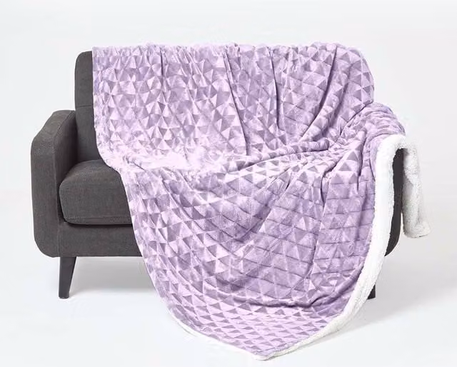 Homescapes Geometric Patterned Sherpa Fleece Throw Blanket in Purple, W/D/H: 130 x 160 cm – 1