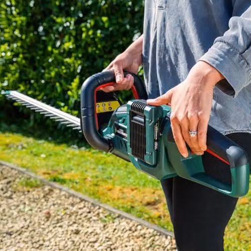 Webb 40V Brushless Reciprocating Hedge Trimmer with 2 x 4Ah Rechargeable Batteries and Charger, Green – 7