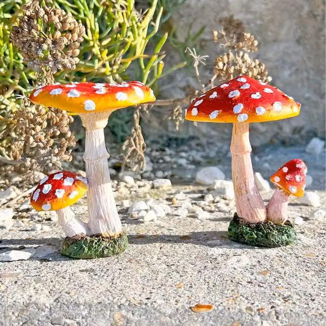 Farmwood Pair of Red and White Dotted Garden Mushroom Ornaments, Resin, H: 10.0 cm, W: 7.0 cm, D: 7.0 cm