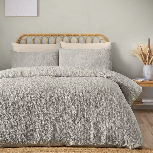 Catherine Lansfield Green Crinkle Seersucker Duvet Cover and Pillowcase Set, W/D/H: 135 x 200 cm and 50 x 75 cm – 1