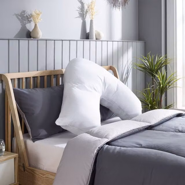 Slumberdown White V Shape Wedge Pillow with Hollow Fibre Filling for Side and Back Sleepers
