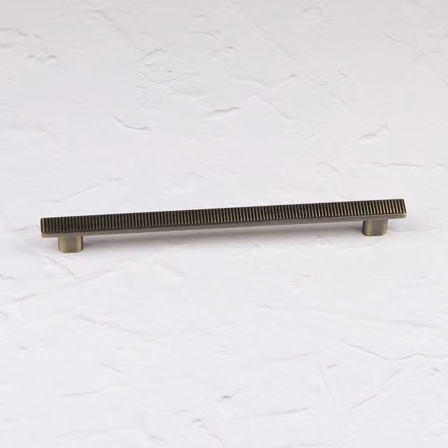 Handle & Home Ribbed Detailing Bar Handle and Coordinating Knobs in Antique Brushed Brass Gold, W: 228 mm, D: 14 mm