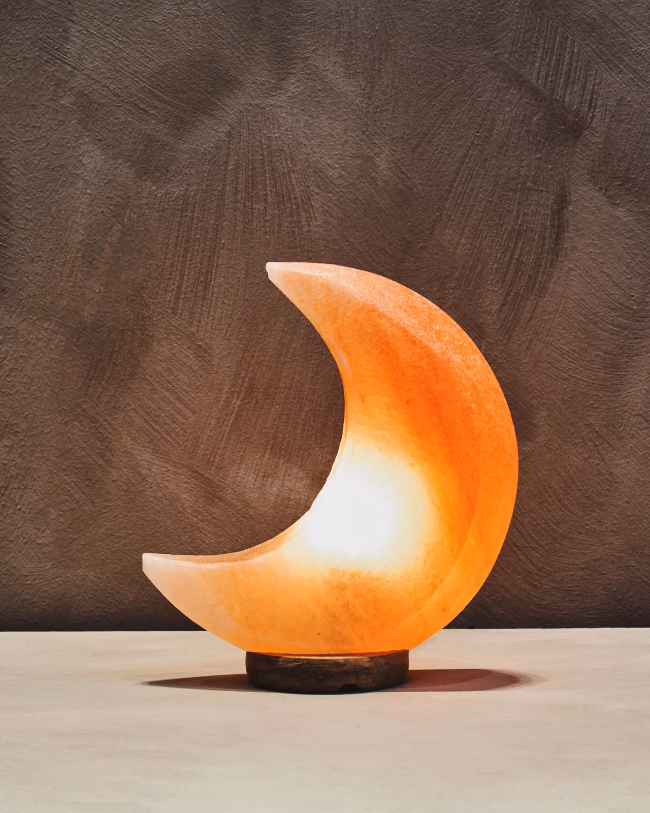 Orsina Crescent Moon Natural Salt Lamp in Pink and Orange, H 23.0 cm x W 9.0 cm x D 9.0 cm – 4