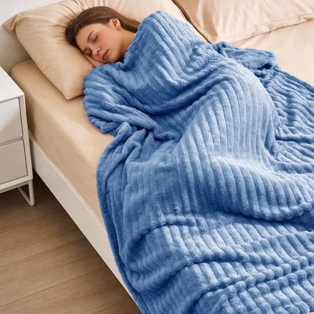 Livingandhome Reversible Fluffy Striped Throw Blanket in Blue, W: 180 cm, L: 200 cm