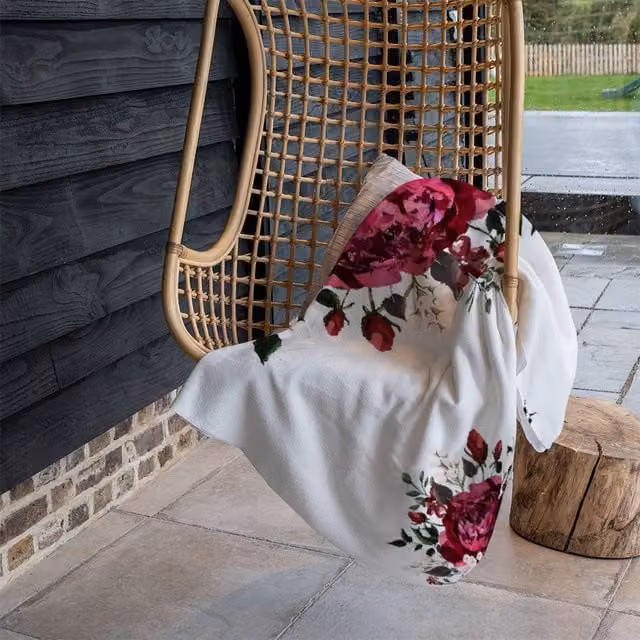 Benjamin Tate Design Open Roses Floral Fleece Blanket in Red and Beige, W/D/H: 120 x 150 cm
