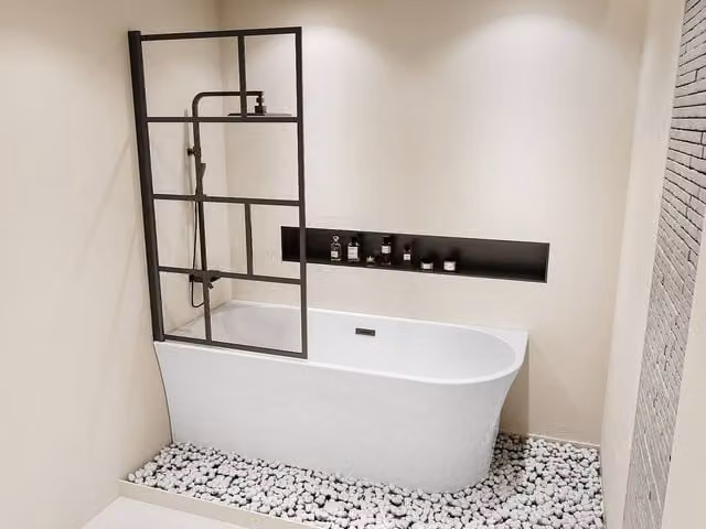 Vente-unique White Asymmetric Left Hand Corner Shower Bath with Pivoting Bath Screen and Apron, 201 l