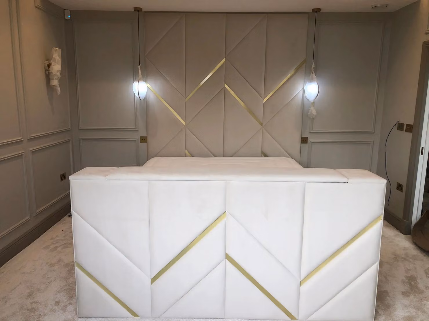 HOB Furniture Chester TV Bed in Bright White Luxury French Velvet, Super King Size (200 x 200 cm) – 2