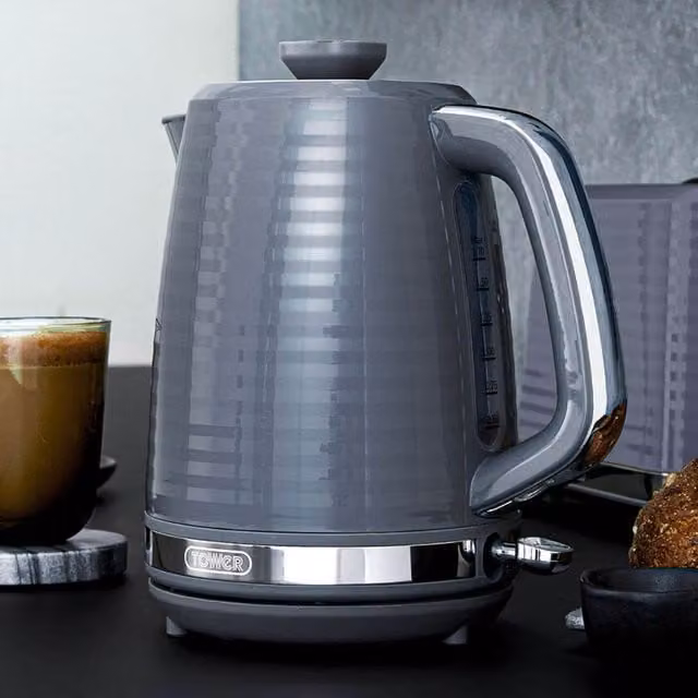 Tower Saturn 1.7 l Kettle in Black and Grey with Chrome Accents