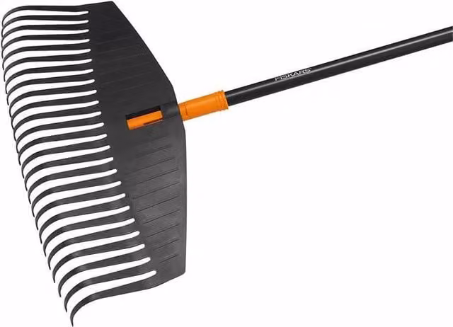 Fiskars Solid Leaf Rake in Black with Aluminium Tines