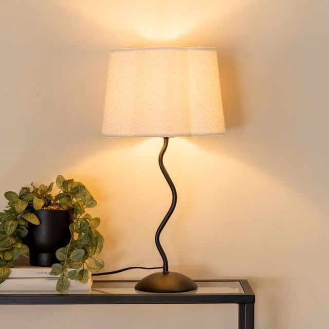 ValueLights Wiggle Black Metal Single Stem Table Lamp with Cream Boucle Scallop Shade – 1