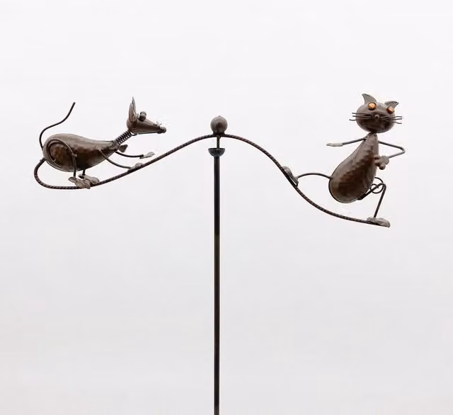 Minster Garden Balance Cat with Mouse Metal Stake in Brown, W70 x D70 x H120 cm – 1